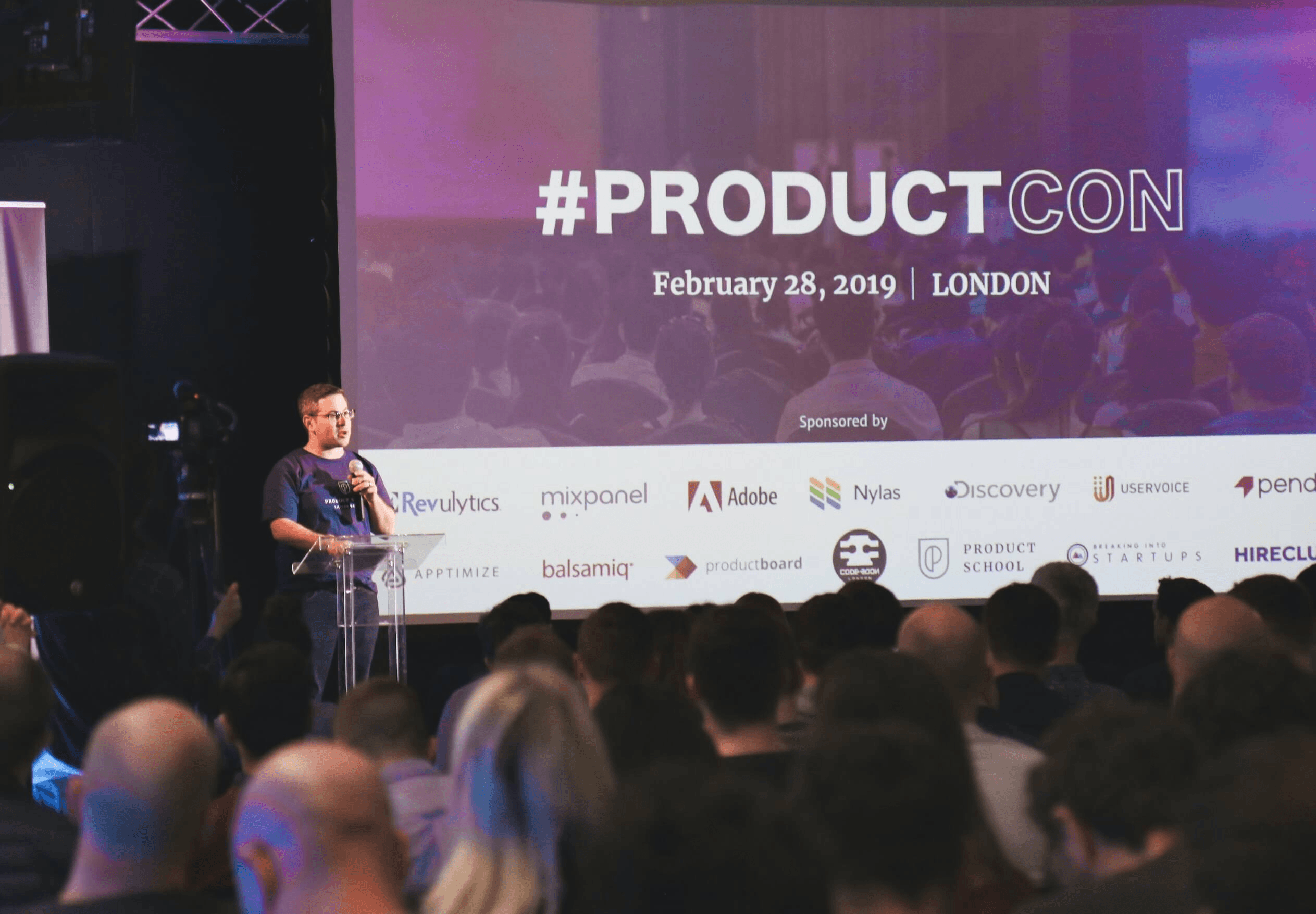 一個人在演講中介紹他的產品 一個人在演講中介紹他的產品